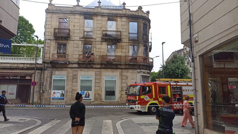 (AM) Un incendio calcina un edificio en el barrio de A Ponte, en Ourense