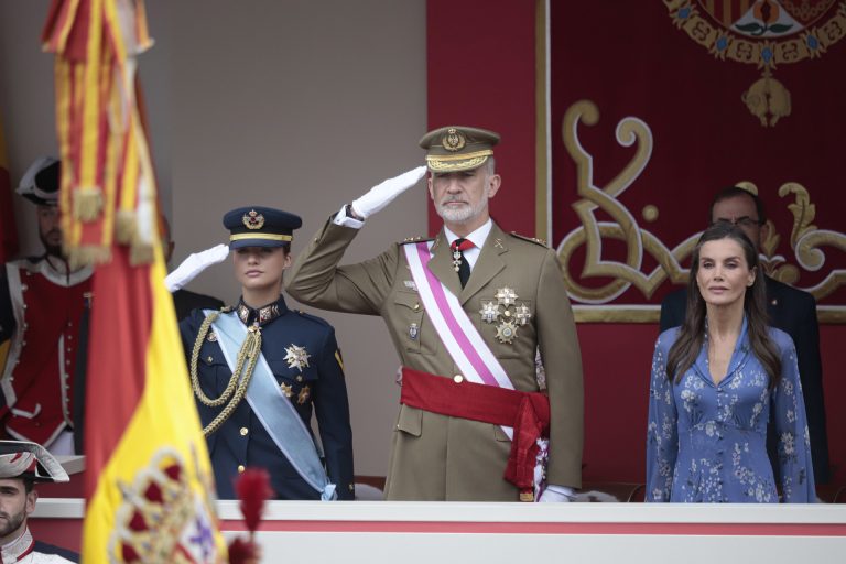 Crónica.-Cientos de personas acuden al desfile por el DIFAS en Vigo: Cae la bandera de España y cancelada la parte aérea