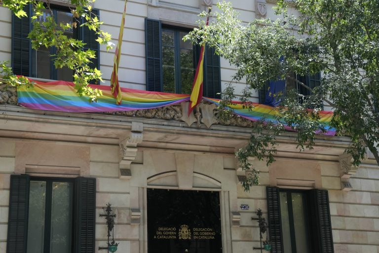 El PSOE presenta una moción para condenar la LGTBIfobia y colgar la bandera arco iris en todos los ayuntamientos