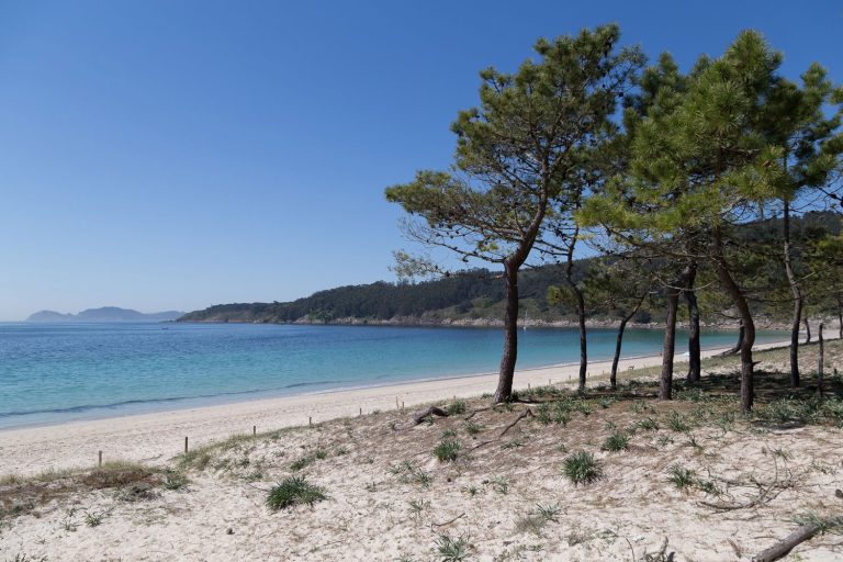 Sigue la búsqueda del bañista desaparecido en la playa de Barra, en Cangas (Pontevedra)