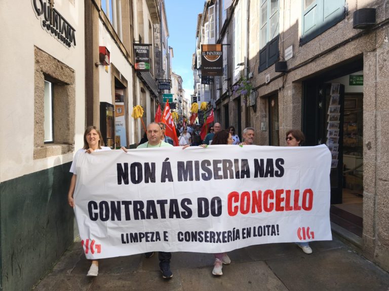 Seguimiento del «100%» y protesta con fregonas en la huelga de conserjes y limpieza de colegios públicos en Santiago