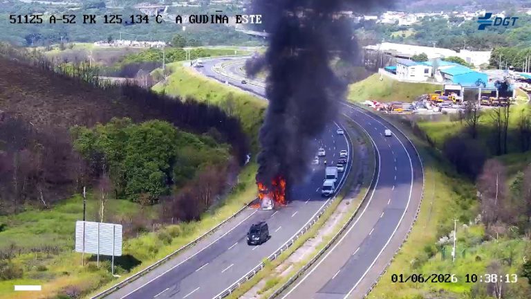 Sucesos.- La circulación se retoma en la A-52, en A Gudiña, donde un camión se incendió tras chocar con otro