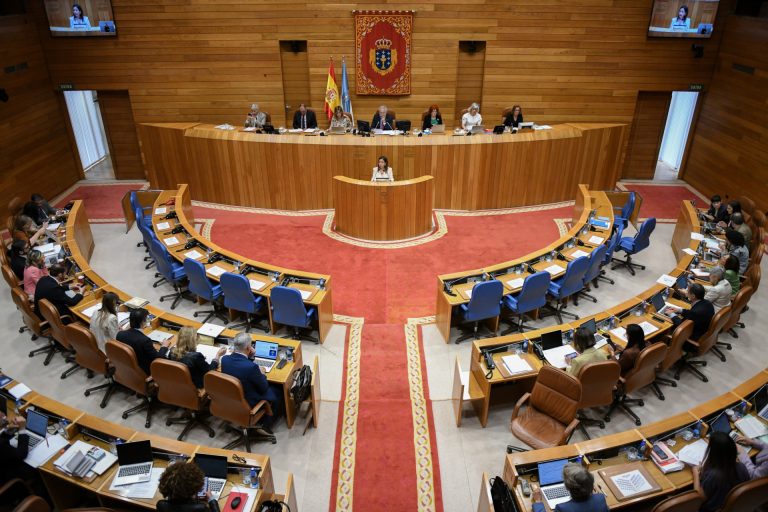 Mar defiende una respuesta «excepcional» para el marisqueo ante una oposición que denuncia un plan «raquítico»