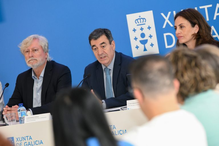 El conselleiro de Educación pide al Ayuntamiento de Santiago «arreglar» la huelga de conserjes y de limpieza en colegios
