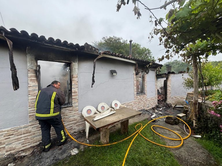 Un incendio calcina una vivienda en Vilasantar (A Coruña) y el Ayuntamiento llama a ayudar a sus propietarios