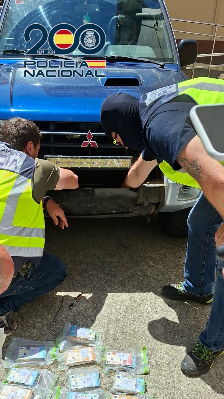 Detenidos tres hombres en Narón a los que intervinieron un kilo de cocaína y 255.000 euros en un taller