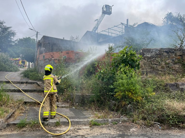 Un incendio afecta a una vivienda ocupada en Santiago y obliga a desalojar un colegio próximo, pero no hay heridos