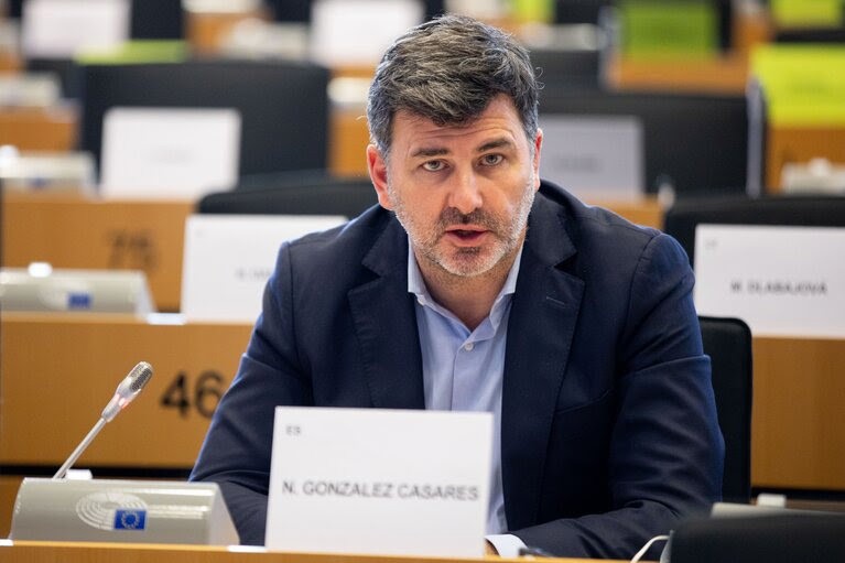 El eurodiputado socialista Nicolás González Casares afea el «partidismo» del presidente del Puerto de Vigo en Bruselas