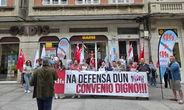 Protesta del sector de la alimentación en Lugo para reclamar a Gadis y Froiz que se sienten a negociar