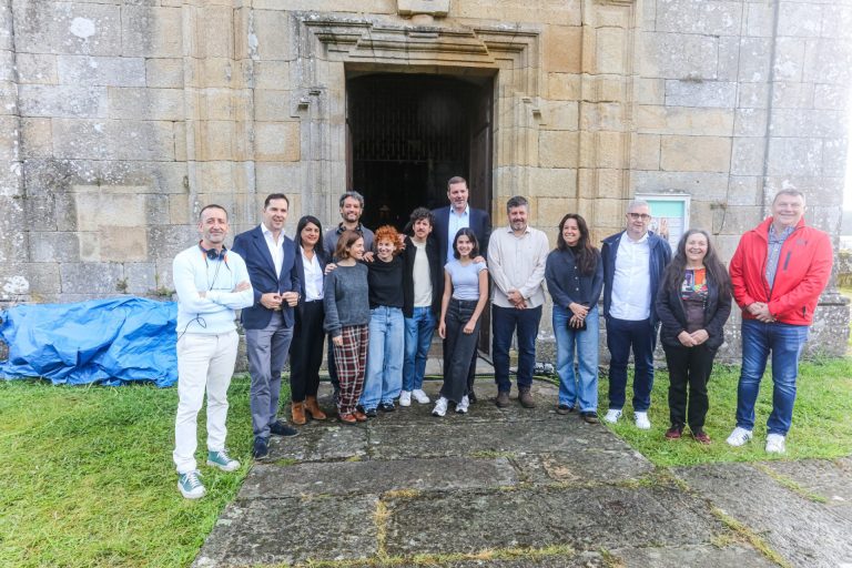 López Campos sitúa a Galicia como «epicentro audiovisual» en su visita al rodaje de ‘Un deus que non baila’