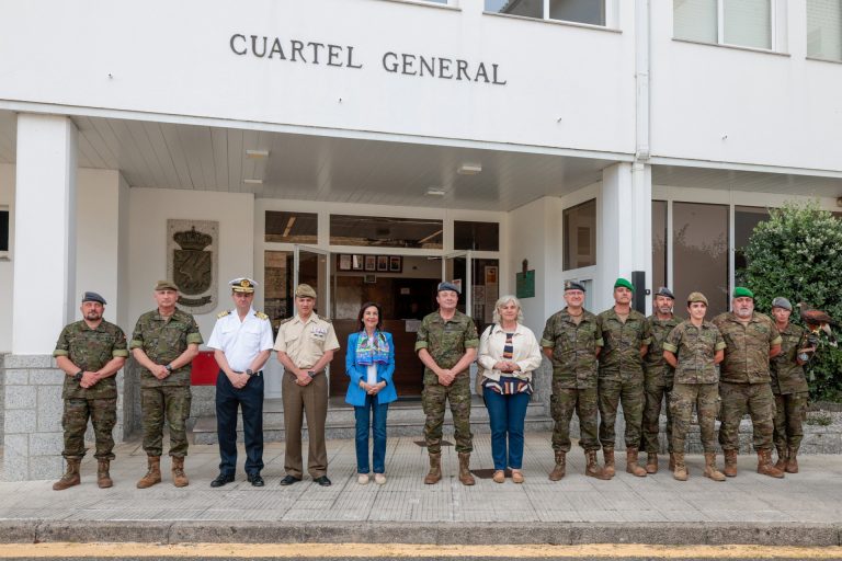 Robles visita Pontevedra para reconocer el trabajo de la Brilat en el Día de las Fuerzas Armadas