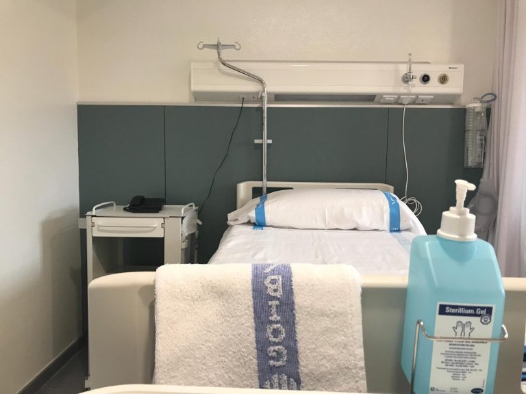 El Sergas cerrará un 10% de las camas hospitalarias durante el verano, dos puntos más que el año pasado
