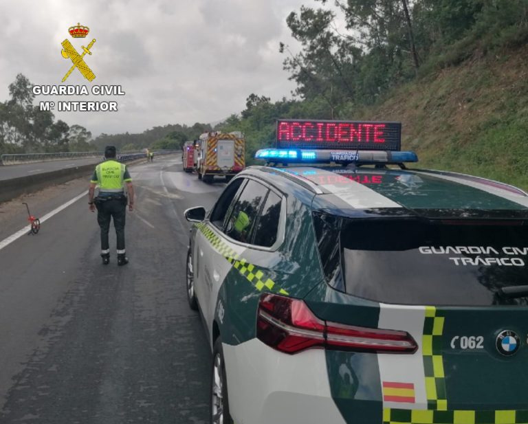 Sucesos.- Cortan la AP-9 en Mos (Pontevedra) tras volcar un camión cisterna con 32.000 litros de gasóleo