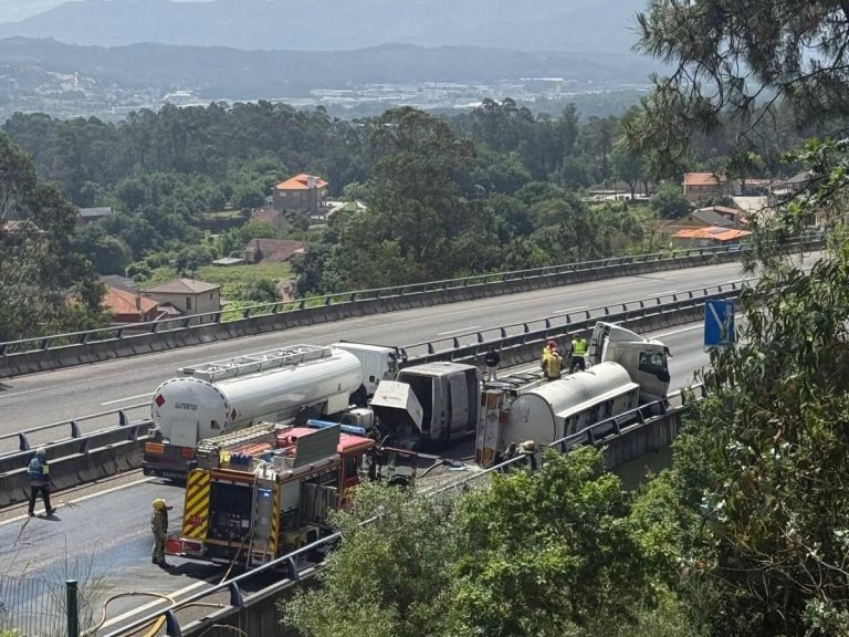Sucesos.- Reabre la AP-9 tras un corte de 12 horas por el vuelco de un camión cisterna con 32.000 litros de gasóleo