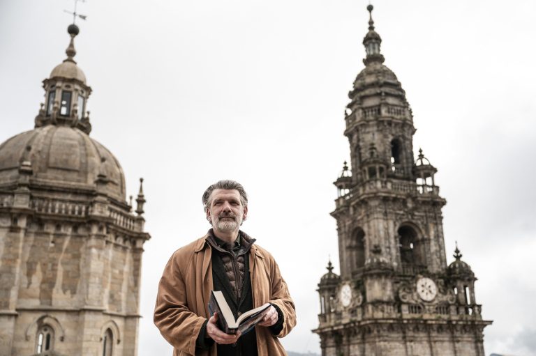 Francisco Narla reconstruye al Mestre Mateo en ‘Suseia’: «El Camino está de moda, pero falta profundizar en la historia»