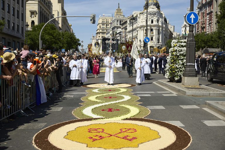 Ponteareas viste la procesión del Corpus Christi presidida por el Papa: 24 alfombristas dirigen a los 160 voluntarios