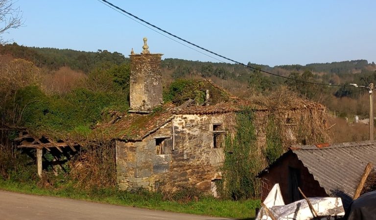 Una iglesia y una residencia hidalga en Santiso (A Coruña) se unen a la lista de patrimonio en riesgo de Hispania Nostra