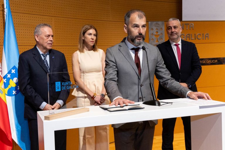Luis León toma posesión como gerente del Sergas, con retos como el refuerzo de primaria y la gestión de listas de espera