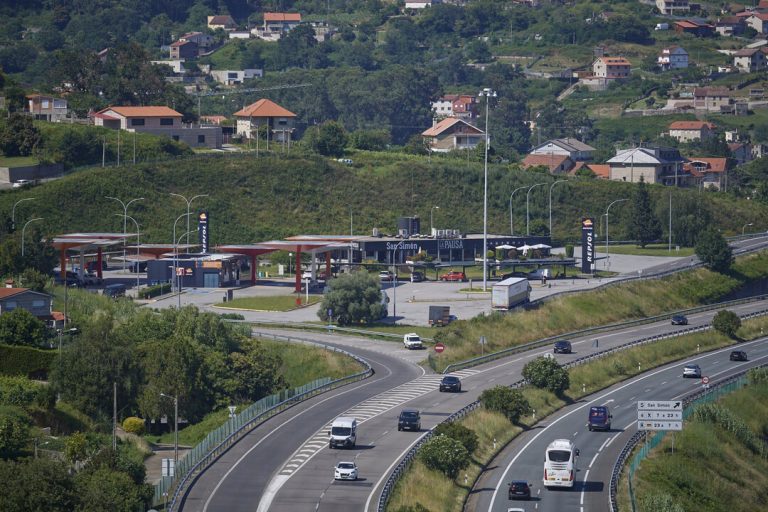 Los gobiernos de Galicia, Asturias y Castilla y León se reúnen el jueves en Santiago para coordinarse contra los peajes