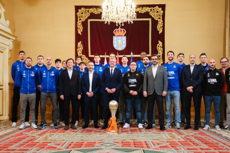 Alfonso Rueda recibe al Leyma Básquet Coruña tras conseguir el ascenso a la Liga ACB