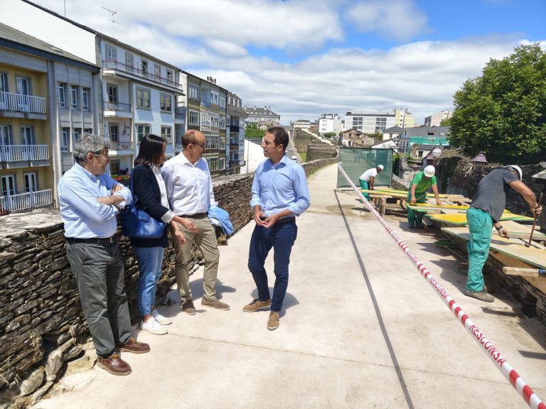 La Muralla de Lugo estrena un nuevo pavimento experimental en la zona afectada por el derrumbe, que ya está abierta
