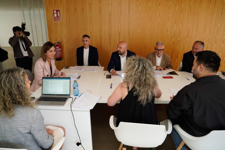 Xunta y ayuntamientos del área coruñesa abordan la creación de un área de prestación conjunta del taxi