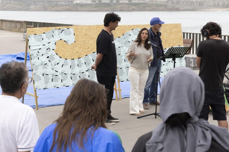La alcaldesa de A Coruña apela a la concienciación y al cuidado de los mares