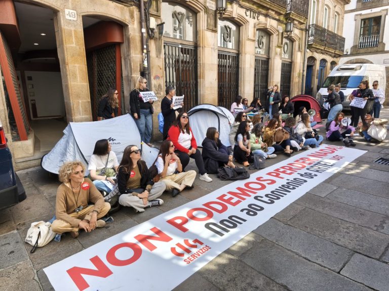 La acampada del textil contra el convenio de Arte ‘se muda’ a Santiago: «De la Rúa do Vilar no nos moverán»