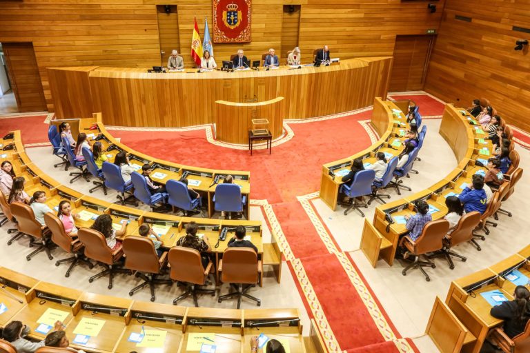 Escolares gallegos ejercen como diputados por un día para reflexionar sobre la convivencia en el entorno digital