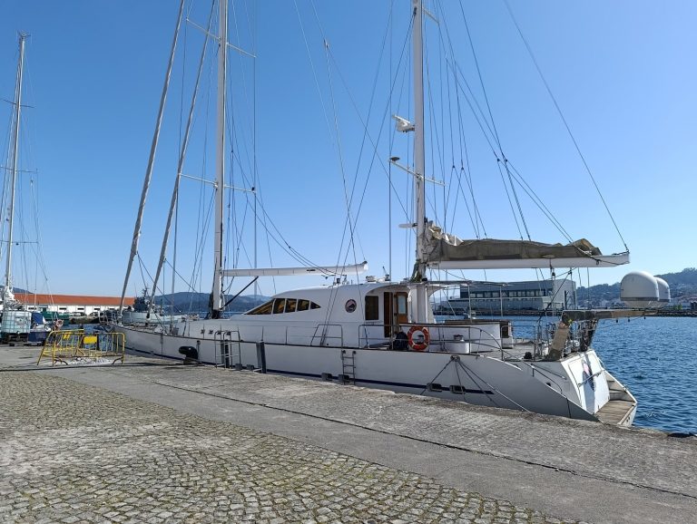 Sale a subasta por 180.000 euros un velero que fue apresado con cocaína y está custodiado en la Escuela Naval de Marín