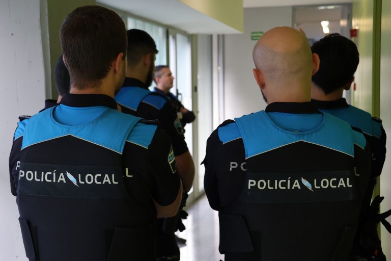 Detenido un hombre por insultar y golpear a un agente de la Policía Local de Lugo