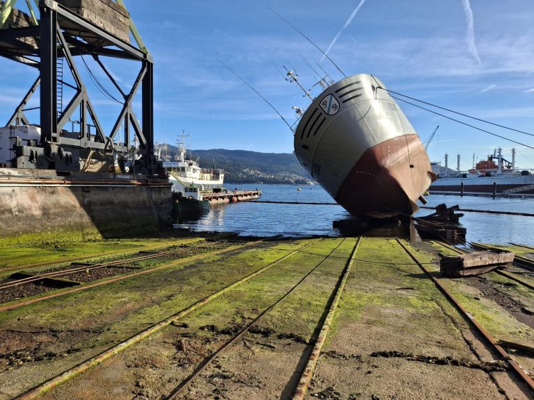 Capitanía Marítima y Puerto de Vigo hacen seguimiento de un pesquero encallado en un astillero, sin heridos ni vertido