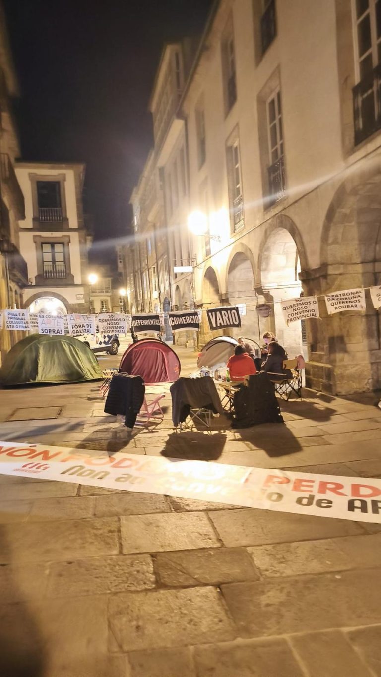 Representantes del textil evalúan con las plantillas una nueva hoja de ruta tras levantar la acampada en Santiago