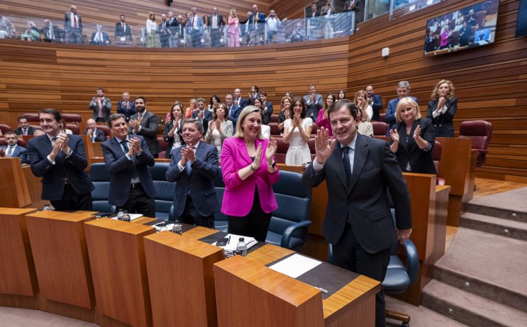 Rueda elogia a Mañueco como un «gran amigo de Galicia» y muestra su alegría por la reelección como presidente de CyL