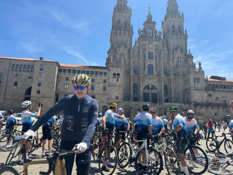 De una promesa personal a la tradición: Antonio Catalán completa un año más el Camino acompañado de 75 ciclistas