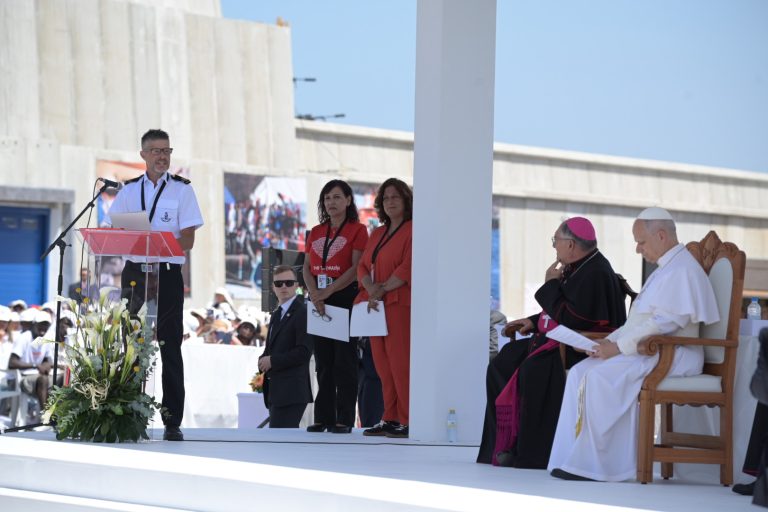 Papa.- El gallego Tito Villarmea narra ante el Papa que rescató en el mar a más de 20.000 personas, un dato que «duele»
