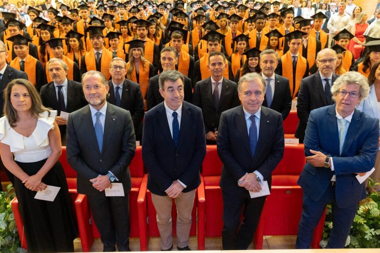 La Universidad Intercontinental de la Empresa celebra en Santiago la graduación de su primera promoción