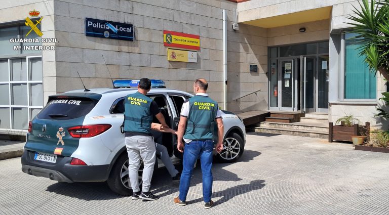 Detenido el presunto autor de las pintadas en la iglesia de San Benito de Cambados (Pontevedra)
