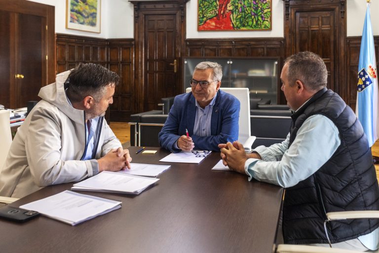Luis Menor refuerza la colaboración con el sector de la automoción, «estratégico y fundamental» en la provincia