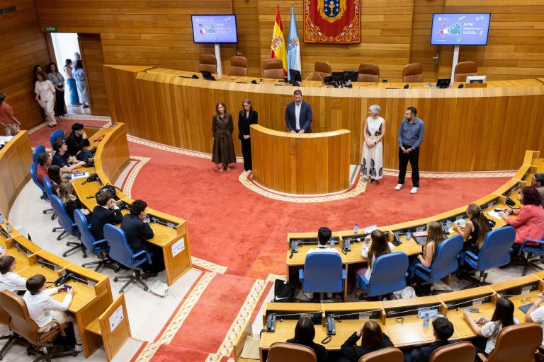 El presidente del Parlamento anima a los más jóvenes a participar en el debate político y social