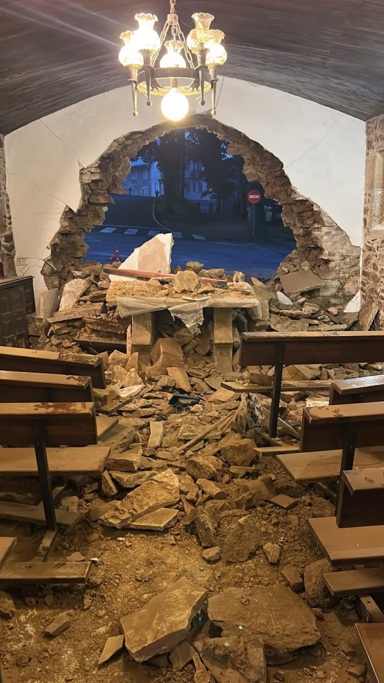 Un tractor colisiona con la capilla de San Xosé e San Paio de Parga, en Guitiriz (Lugo) y el conductor se da a la fuga