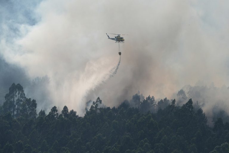 Rural.- (AM) El incendio de Padrón ya arrasa 250 hectáreas y obliga a desalojar 10 viviendas en la parroquia de Carcacía