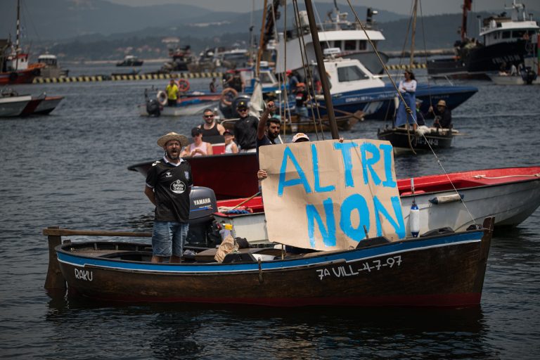 AV.- Una nueva protesta multitudinaria por tierra y por mar pide «parar» Altri y la mina de Touro: «Tenemos que seguir»