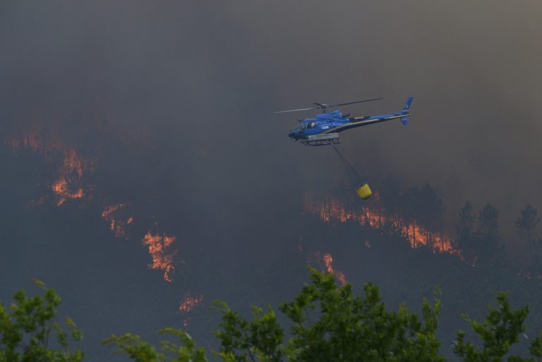 Rural.- El incendio de Boborás, «camino de estabilizarse», sigue en nivel 2 por «precaución» tras una noche «muy buena»