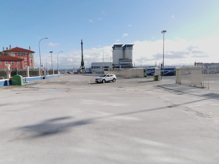 Comienza el montaje de los escenarios para los conciertos en el muelle de Calvo Sotelo en A Coruña