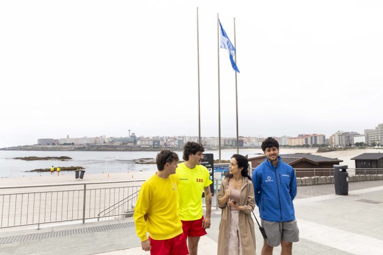 El Ayuntamiento de A Coruña inicia la temporada de playas con el izado de la bandera azul en Riazor