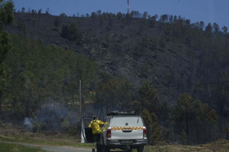 Rural.- El pico de calor complica la estabilización del incendio de Boborás, con 230 hectáreas quemadas cerca de casas