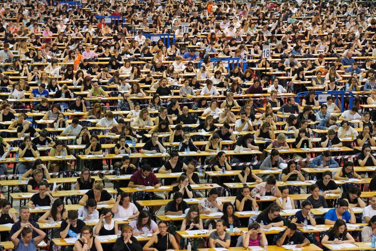 La Xunta realizará controles aleatorios de dispositivos electrónicos en las oposiciones de educación