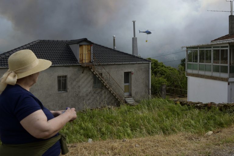 Desactivada la Situación 2 del incendio de Boborás al dejar de correr peligro las casas
