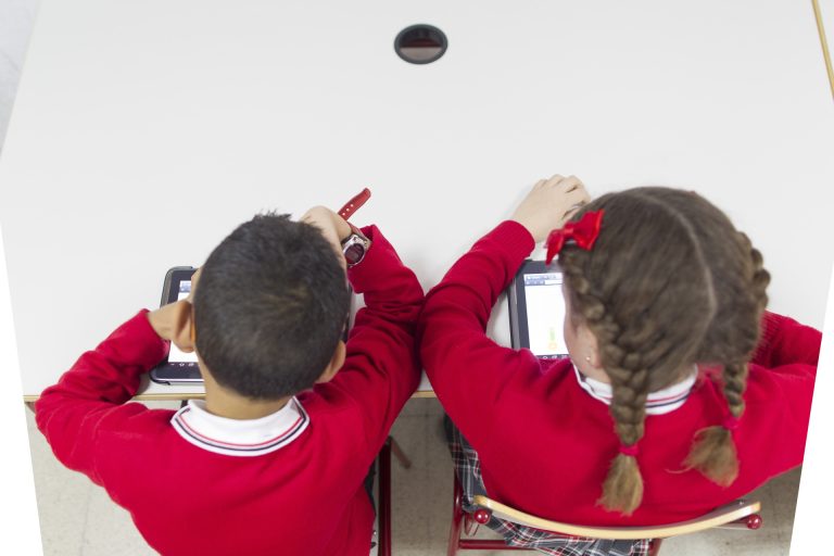 El Gobierno defiende que las pantallas, «bien» utilizadas, refuerzan el proceso de enseñanza y aprendizaje en colegios